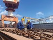 Công nhân Nhà máy đóng tàu Nam Triệu kiểm tra thép vỏ tàu trước khi đưa vào gia công 