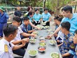 Chị Phùng Thị Bình, Phó tổng giám đốc Agribank (đứng thứ hai từ phải sang) trong chuyến công tác ở Trường Sa mới đây (Ảnh: Bình Phạm)