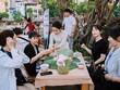Đoàn doanh nghiệp du lịch Nhật Bản thưởng thức trà sen và chè sen tại Văn Miếu - Quốc Tử Giám (Ảnh: P.V)
