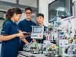 Đến năm 2030, đào tạo, bồi dưỡng tối thiểu 500.000 nhân lực AI và nhân lực triển khai AI trong khu vực công, doanh nghiệp và các ngành, lĩnh vực trọng điểm.