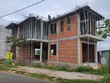 Việc thiết kế xây dựng, thi công xây dựng công trình nhà ở riêng lẻ phải tuân thủ quy định của tiêu chuẩn, quy chuẩn kỹ thuật và quy định khác có liên quan được ban hành bởi cơ quan nhà nước có thẩm quyền. 