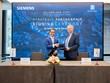 Ông Phạm Thái Lai (trái), Chủ tịch kiêm Tổng giám đốc Siemens khu vực ASEAN và Việt Nam và ông Ole Bollingtoft, Tổng Giám đốc Pacific Land Việt Nam trao biên bản ghi nhớ