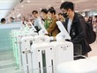 Hành khách xuất nhập cảnh qua hệ thống autogate tại sân bay Tân Sơn Nhất. Ảnh: Báo Thanh Niên.