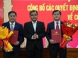 Bí thư Tỉnh ủy Quảng Ngãi Hồ Văn Niên (giữa) trao quyết định của Ban Bí thư Trung ương Đảng và tặng hoa chúc mừng ông Trần Ngọc Tuấn và ông Trương Huy Tâm. Ảnh: Thiên Hậu 
