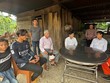 Lãnh đạo Công ty Thủy điện Sông Tranh và UBND xã Trà Tân trò chuyện, động viên gia đình có hoàn cảnh khó khăn.
