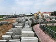 Trong khi chờ nhận được mặt bằng, các nhà thầu thi công cải tạo, mở rộng Quốc lộ 2 tập trung đúc các cấu kiện bê tông để có sản lượng và khối lượng giải ngân. (Ảnh chụp vào ngày 25/11/2025).