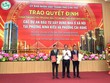Phó Chủ tịch UBND TP. Cần Thơ Nguyễn Văn Hòa trao Quyết định chấp thuận chủ trương đầu tư đồng thời giao nhà đầu tư các dự án nhà ở xã hội tại phường Ninh Kiều và phường Cái Răng
