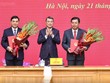 Thủ tướng Lê Minh Hưng tặng hoa chúc mừng Quyền Bộ trưởng Bộ Nội vụ Nguyễn Tiến Hải và Thứ trưởng Thường trực Bộ Dân tộc và Tôn giáo Nguyễn Hoài Anh - Ảnh: VGP