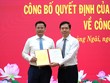 Phó Trưởng Ban Tổ chức Trung ương Trịnh Mạnh Linh (phải) trao quyết định của Ban Bí thư cho ông Nguyễn Đức Tâm. 