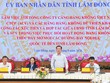 Chủ tịch UBND tỉnh Lâm Đồng Hồ Văn Mười (đứng) làm việc với Tổng công ty Cảng hàng không Việt Nam (ACV) và các hãng hàng không. Ảnh: Hạ Chúc 