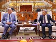 Chủ tịch UBND TP. Hà Nội Vũ Đại Thắng trao đổi với Đại sứ Israel tại Việt Nam Yaron Mayer.