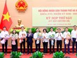Lãnh đạo TP. Hà Nội tặng hoa các đồng chí trong danh sách miễn nhiệm Ủy viên UBND TP. Hà Nội. Ảnh: Thành Thái.