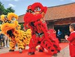 Du khách hào hứng hòa mình vào không khí lễ hội tại làng cổ Đường Lâm (Ảnh: Linh Nguyễn)