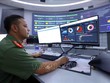 Cán bộ, chiến sĩ Cục An ninh mạng và phòng, chống tội phạm sử dụng công nghệ cao theo dõi biểu đồ xu hướng mã độc, đánh giá trực tiếp các nguy cơ trên không gian ảo (Ảnh: TTXVN)