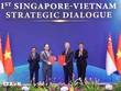 Ủy viên Bộ Chính trị, Bộ trưởng Bộ Ngoại giao Lê Hoài Trung và Bộ trưởng Ngoại giao Singapore Vivian Balakrishnan trao Tuyên bố chung về Chiến lược Kết nối Công nghệ Việt Nam - Singapore - Ảnh: TTXVN