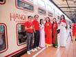 Sắc đỏ của cờ Tổ quốc và trang phục mang biểu tượng Việt Nam tạo điểm nhấn cho hành trình trải nghiệm trên Tàu Hà Nội 5 Cửa Ô dịp Quốc khánh (Ảnh: BHL)