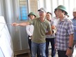 Ông Nguyễn Phong Luân, Phó Trưởng Ban Quản lý dự án đầu tư xây dựng công trình dân dụng, công nghiệp và hạ tầng kỹ thuật tỉnh Quảng Trị báo cáo tiến độ dự án đường ven biển khu vực phía Nam tỉnh Quảng Trị.