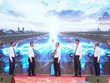 Các đại biểu thực hiện nghi thức khởi động các dự án mở rộng, cải tạo Cảng hàng không quốc tế Đà Nẵng. Ảnh: Văn Toàn