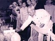 Chủ tịch Hồ Chí Minh xem các mặt hàng thủy tinh tại Hội chợ triển lãm tiểu thủ công, Hà Nội (tháng 2/1958). Ảnh: Tư liệu