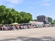 Đông đảo người dân và du khách xếp hàng vào Lăng viếng Chủ tịch Hồ Chí Minh dịp Quốc khánh 2/9. 