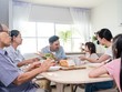 Nhiều người Việt hướng đến tuổi hưu trí độc lập và tự chủ hơn, thay vì phụ thuộc vào con cái như trước đây. Ảnh Hằng Hà.