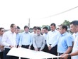 Phó Bí thư Thường trực Thành ủy Nguyễn Trọng Đông kiểm tra tiến độ dọc tuyến Vành đai 2.5 (điểm kết thúc nút giao Vành đai 3 - Lĩnh Nam) trên địa bàn phường Vĩnh Hưng.