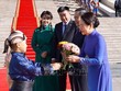 Các em thiếu nhi Mông Cổ tặng hoa chúc mừng Chủ tịch Quốc hội Trần Thanh Mẫn và Phu nhân.
