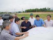 Phó chủ tịch UBND tỉnh Quảng Trị Lê Văn Bảo (áo đen, ở giữa) nghe báo cáo tiến độ dự án. Ảnh: Đặng Hà