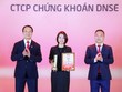 Bà Nguyễn Thị Tuyến, Giám đốc vận hành DNSE nhận vinh danh Top 10 công ty chứng khoán tư nhân và Top 15 công ty chứng khoán nộp ngân sách lớn nhất Việt Nam