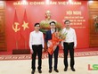 Lãnh đạo Tỉnh ủy, UBND tỉnh Lạng Sơn tặng hoa chúc mừng ông Trần Quân. Ảnh: Báo và PTTH Lạng Sơn