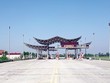 Trạm thu phí BOT cầu Thái Hà vắng bóng xe qua lại. Ảnh: P.V