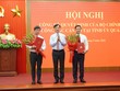 Ông Nguyễn Duy Ngọc, Trưởng ban Tổ chức Trung ương trao quyết định và tặng hoa chúc mừng tân Bí thư Tỉnh uỷ Quảng Trị Vương Quốc Tuấn (bên phải ảnh) và tân Phó Bí thư Tỉnh uỷ Quảng Trị Bùi Hoàng Phương (bên trái ảnh).