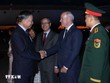 Quan chức Chính phủ Canada và cán bộ, nhân viên Đại sứ quán Việt Nam đón Tổng Bí thư, Chủ tịch nước Tô Lâm tại sân bay quốc tế Mcdonald-Cartier, Ottawa. (Ảnh: Thống Nhất/TTXVN)