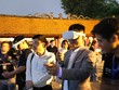 Du khách trải nghiệm công nghệ thực tế ảo tại Văn Miếu - Quốc Tử Giám. Ảnh: Hạnh Phúc.