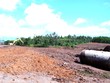 Tại gói thầu XL.04, đoạn qua xã Hra, nhà thầu chuẩn bị mặt bằng để thi công dự án.