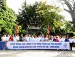 Các đại biểu chụp hình lưu niệm tại Khu Du lịch Thung Ui, Ninh Bình.