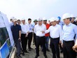 Chủ tịch UBND TP. Hà Nội Vũ Đại Thắng đốc tiến độ thực hiện Dự án đầu tư xây dựng cầu Tứ Liên và đường hai đầu cầu. Ảnh: Lê Hải.