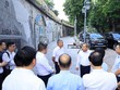 Chủ tịch UBND TP. Hà Nội Vũ Đại Thắng cùng Đoàn công tác kiểm tra thực địa tại khu vực 131 vòm cầu đường sắt phía Nam cầu Long Biên (Phùng Hưng - Gầm Cầu). Ảnh: Lê Hải.