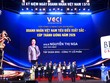 Ủy viên Bộ Chính trị, Phó Thủ tướng Thường trực Chính phủ Phạm Gia Túc và Chủ tịch VCCI Hồ Sỹ Hùng trao tặng Cúp Thánh Gióng cho Anh hùng Lao động Nguyễn Thị Nga