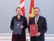 Tổng Bí thư, Chủ tịch nước Tô Lâm và Thủ tướng Đan Mạch Mette Frederiksen trao Tuyên bố chung về việc thiết lập quan hệ Đối tác chiến lược toàn diện Việt Nam-Đan Mạch. (Ảnh: Thống Nhất/TTXVN)