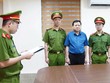 Cơ quan điều tra tống đạt các quyết định, lệnh tố tụng đối với Hoàng Văn Lộc, Bí thư Đảng ủy, Chủ tịch HĐND xã Hợp Kim. Ảnh: CAPT