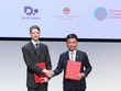 Giáo sư Joachim Mathiesen, Viện trưởng Viện Niels Bohr thuộc Đại học Copenhagen và ông Phạm Minh Tuấn, Phó tổng giám đốc Tập đoàn FPT kiêm Tổng giám đốc FPT Software trao biên bản ghi nhớ.