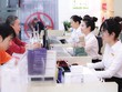 Nhiều ngân hàng đã hạ lãi suất theo chỉ đạo của Chính phủ, song cần thêm các nguồn vốn khác để giảm lãi suất bền vững. Ảnh: Lê Toàn