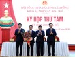 Ông Nguyễn Bá Út (cầm hoa) được bầu giữ chức Phó Chủ tịch UBND tỉnh Lâm Đồng.