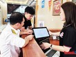 Công chức Thuế tỉnh Bắc Ninh hỗ trợ hộ kinh doanh làm sạch mã số thuế. Ảnh: Đức Thanh