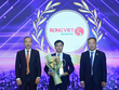Ông Trần Thăng Long - Giám đốc Điều hành kiêm Giám đốc chi nhánh Hà Nội đại diện Rồng Việt nhận các giải thưởng