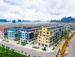 Phân khu Singapore Shoptel thuộc dự án Sonasea Vân Đồn Harbor City nằm giữa đường 334 đang được mở rộng lên 44m và đường bao biển 24m (Đại lộ Orchard)