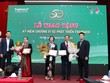 Trao kỷ niệm chương cho các lãnh đạo Traphaco