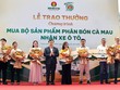 Ông Nguyễn Thanh Tùng, Tổng Giám Đốc PVCFC trao giải xe tải Hyundai 3,5 tấn cho các đại lý