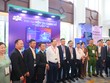 Đại biểu tham quan gian hàng FPT 